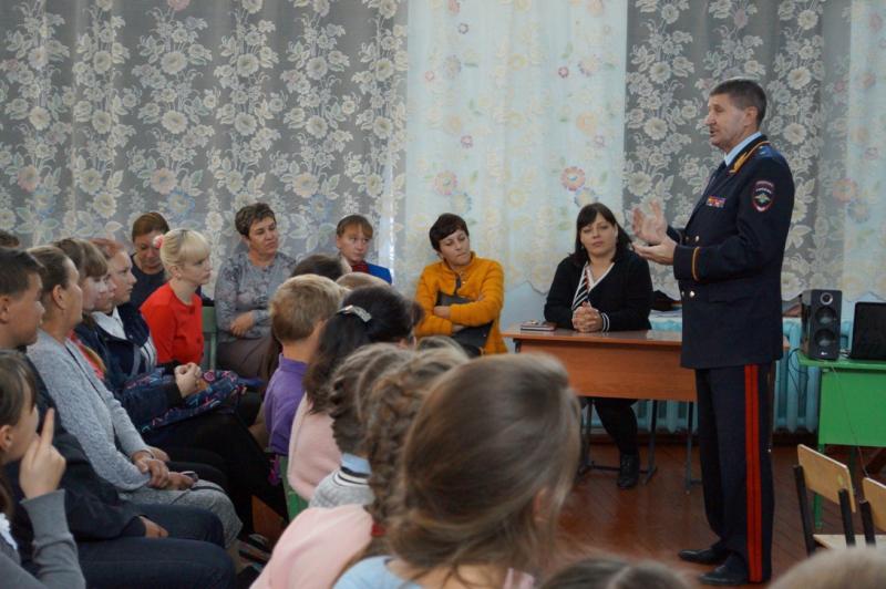 Глава УМВД Приморья провел сход граждан в селе Мельничное Красноармейского района