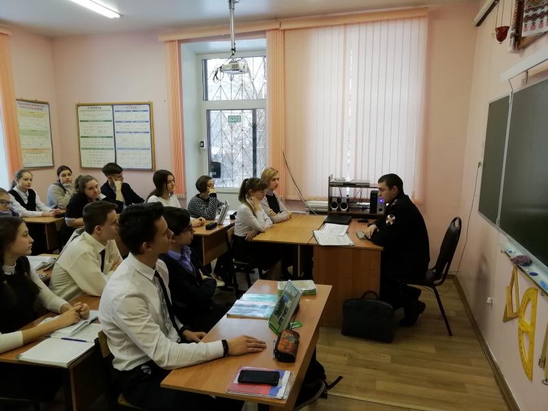 Сотрудники Подмосковной Росгвардии рассказали студентам о Конституции Российской Федерации