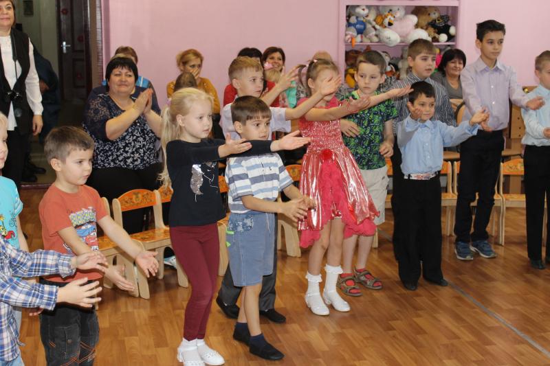 Воронежские активисты ОНФ поздравили с Новым годом воспитанников центра реабилитации для несовершеннолетних
