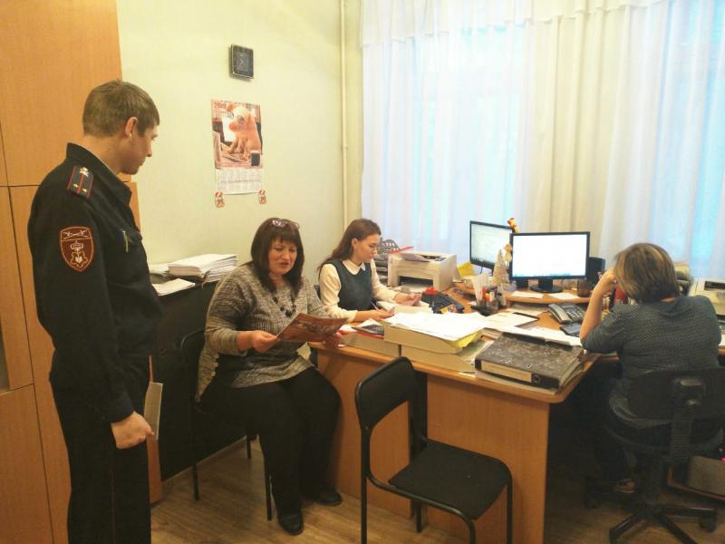 В рамках акции «Безопасный Новый Год» росгвардейцы Богдановича посетили центр занятости