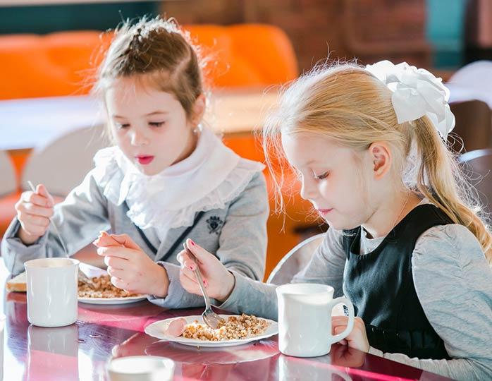 Брать или не брать: Роспотребнадзор уточнил правила проноса домашней еды в школы