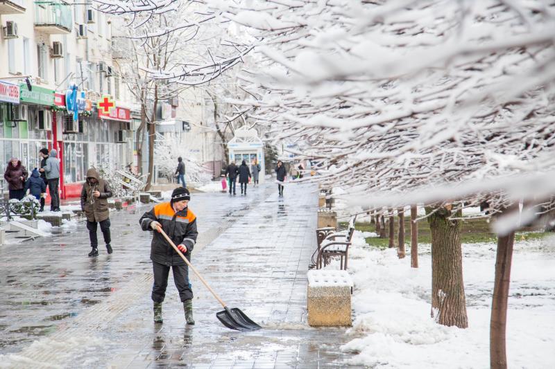 Анапские коммунальщики устраняют последствия ночного снегопада