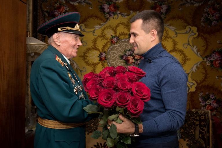 Секретарь реутовского отделения «Единой России» поздравил участника Парада Победы Михаила Кабанова с 94-летием