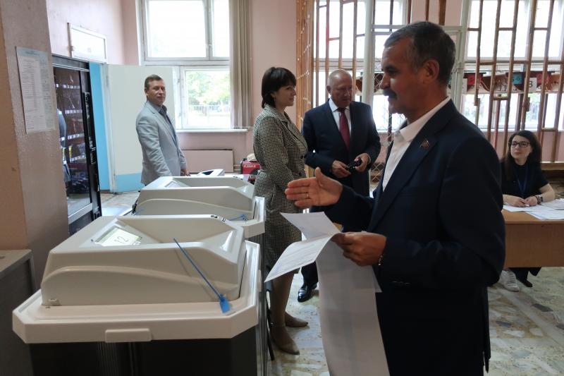 Владимир Шапкин проголосовал в родном городе Монино