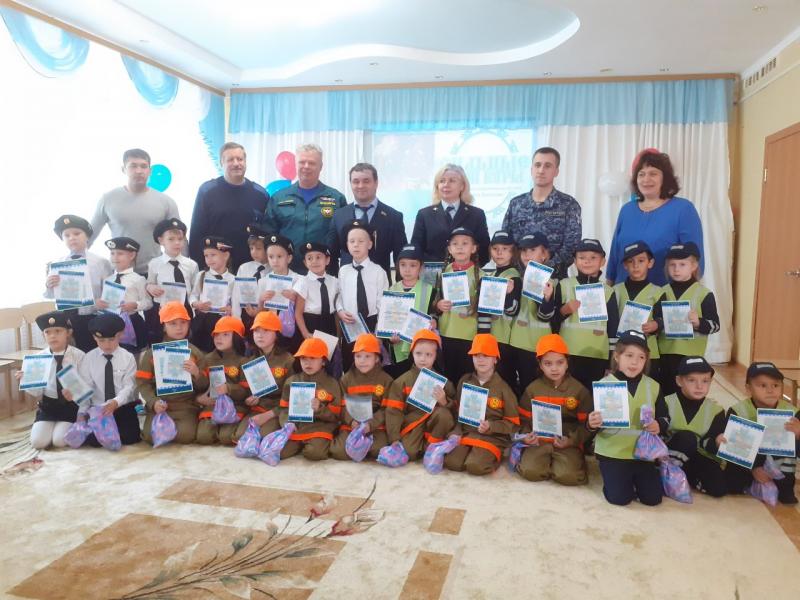 В ХМАО-Югре росгвардейцы приняли участие в военно-патриотической игре с дошкольниками