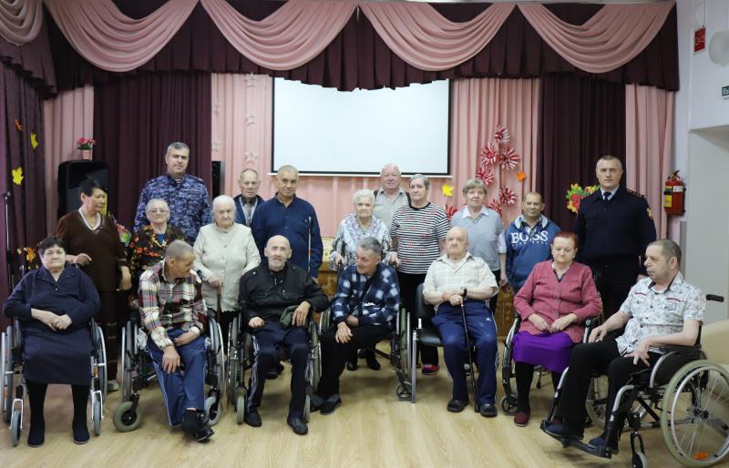 Сотрудники Росгвардии Югры провели дружескую встречу  с пожилыми людьми районного дома–интерната для пожилых людей