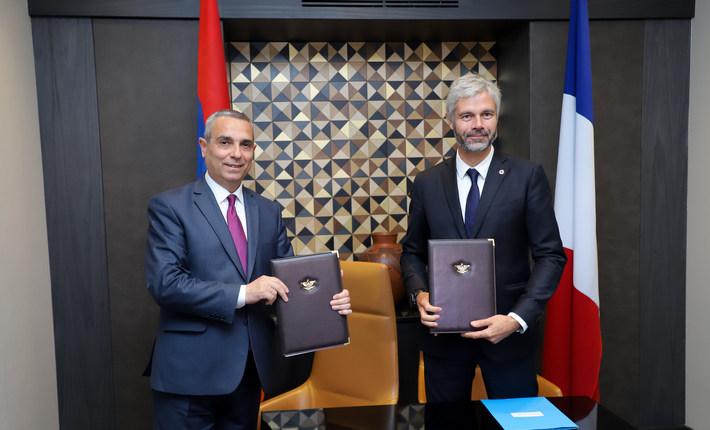 Глава МИД Арцаха и председатель регионального совета Овернь-Рона-Альпы подписали совместную Декларацию
