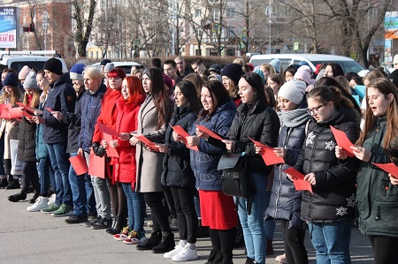 Активисты «Молодежки ОНФ» исполнили гимн России в шести районах Амурской области в честь Дня народного единства