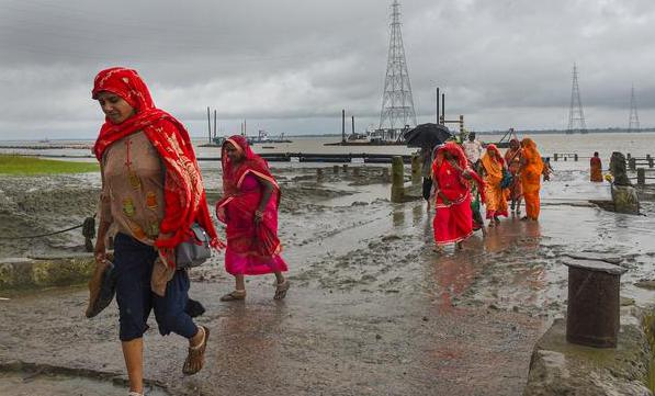 Первые смертельные случаи от циклона Бюльбюль в Индии