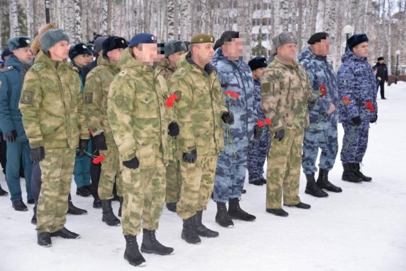 В Ханты-Мансийске начальник окружного управления Росгвардии почтил память Героев Отечества в торжественных мероприятиях
