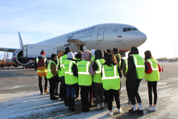 Камчатские школьники познакомились с работой аэропорта в рамках к всероссийской акции ОНФ «Дни в профессии»