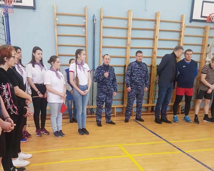 В ХМАО–Югре росгвардейцы провели дружеские соревнования по волейболу со школьниками