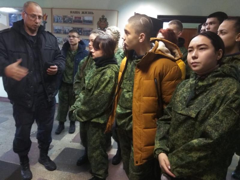 Школьники из класса Росгвардии посетили отряд мобильного особого назначения в городе Ангарске Иркутской области