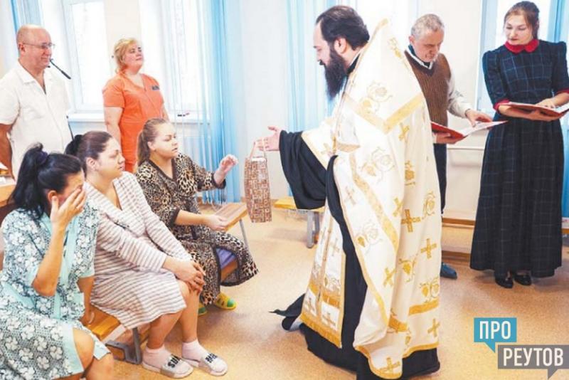 Благочинный церквей Балашихинского округа поздравил рожениц в Саввино
