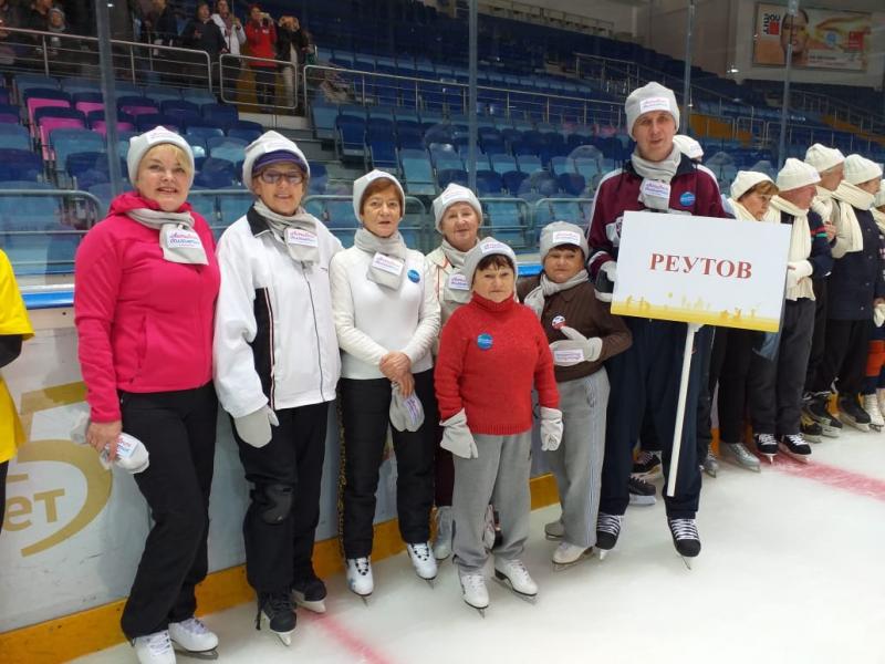 Пенсионеры из Реутова посетили ледовую тренировку с олимпийским чемпионом