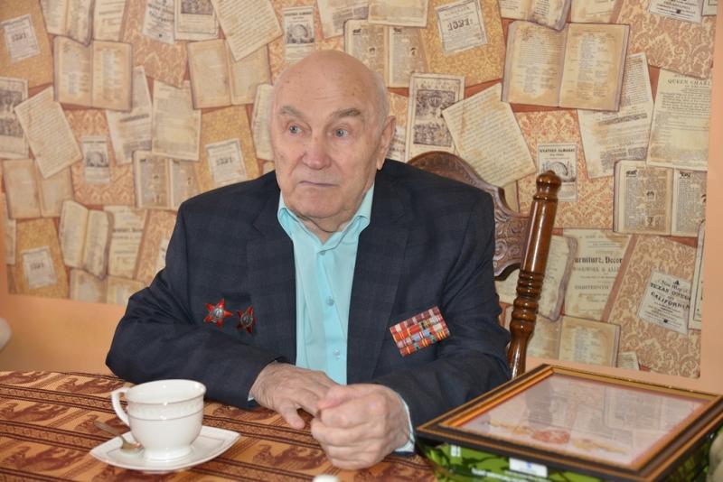 В Югре начальник управления Росгвардии встретился с участником парада Победы 1945 года кавалером двух орденов Красной Звезды