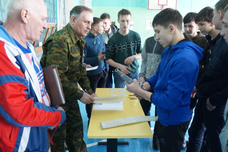 «Один день из жизни солдат». Ветераны Росгвардии устроили для студентов Иркутской области физкультурно-спортивный праздник