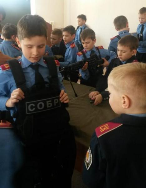 Сотрудники СОБР Управления Росгвардии по Новосибирской области провели Урок мужества для воспитанников кадетского корпуса