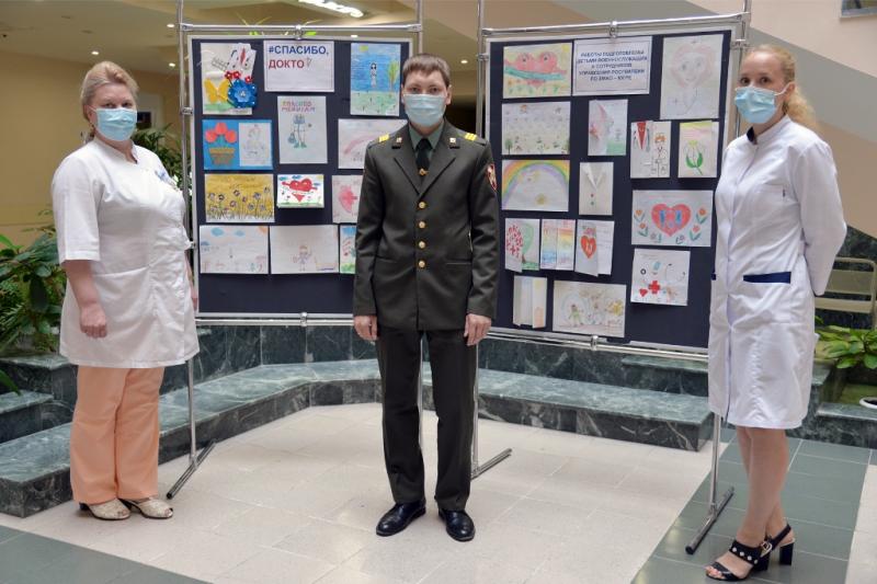 В Югре сотрудники и военнослужащие Росгвардии подарили медицинским работникам выставку открыток