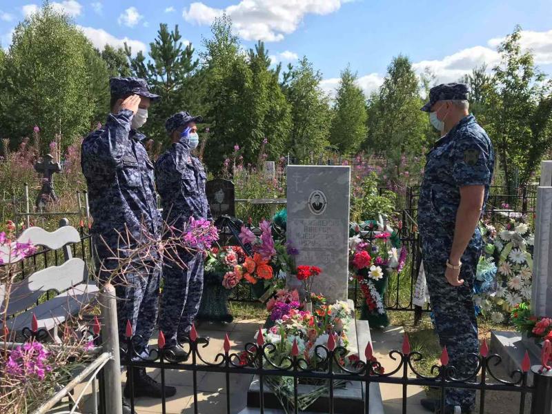 В Югре сотрудники вневедомственной охраны Росгвардии почтили память погибшего товарища