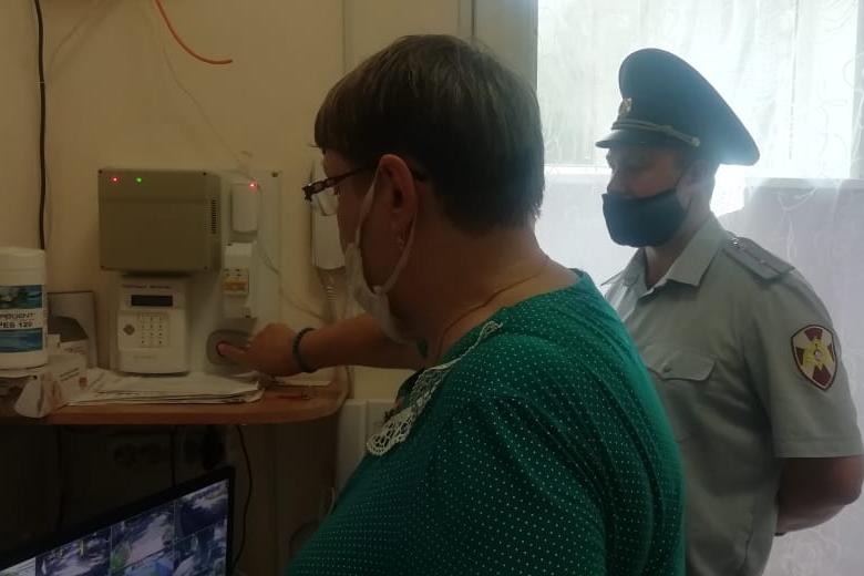 Росгвардейцы Томской области проверяют готовность объектов образовательной сферы  к новому учебному году на предмет безопасности