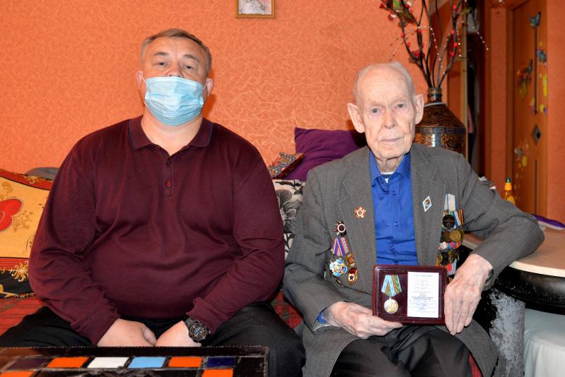 В Зауралье военнослужащие и сотрудники Росгвардии поздравили ветеранов ведомства с Днём пожилых людей