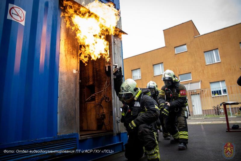 Пожарно-спасательном центре проходят тренировки по спасению людей из задымленного помещения