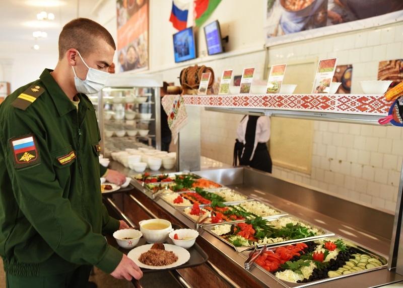 Солдат в Острове накормили блюдами белорусской кухни