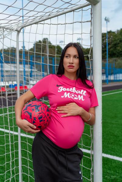 Главная Футбольная мама может родить прямо на поле