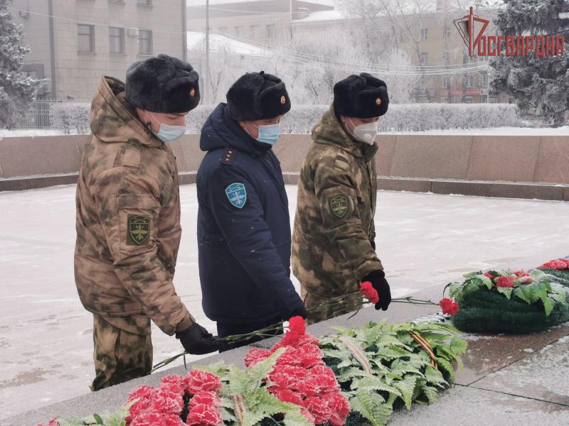 «Ваши подвиги вечны». Военнослужащие Росгвардии из Иркутска почтили память неизвестных солдат