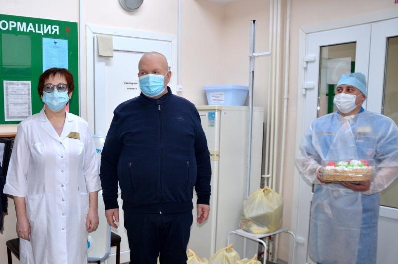 Владимир Семенов оказал помощь Салымской участковой больнице