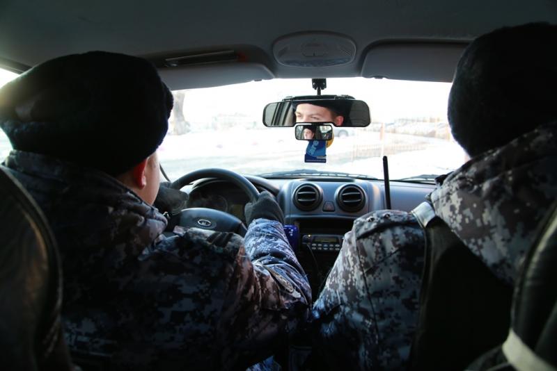 В Челябинске сотрудники Росгвардии задержали двух граждан, подозреваемых в краже из гипермаркета
