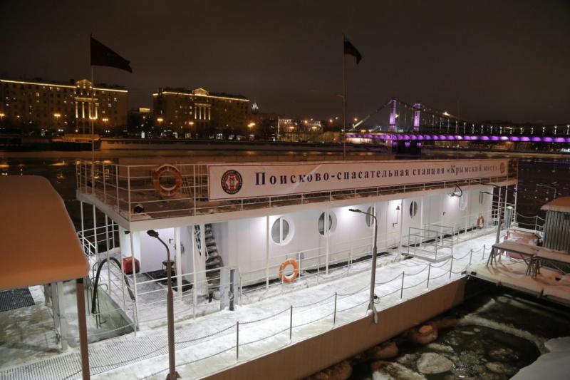 В Москве спасли провалившегося под лёд мужчину