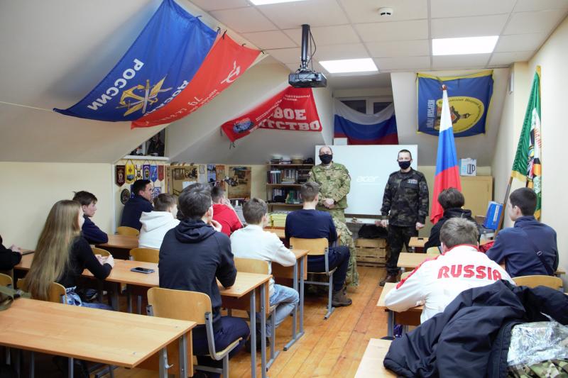Офицер новгородского СОБР «Рубин»      рассказал  воспитанниками клуба 