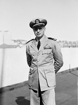 Л. Рон Хаббард - автор Дианетики и ветеран Второй мировой войны. На страже Восточного побережья.