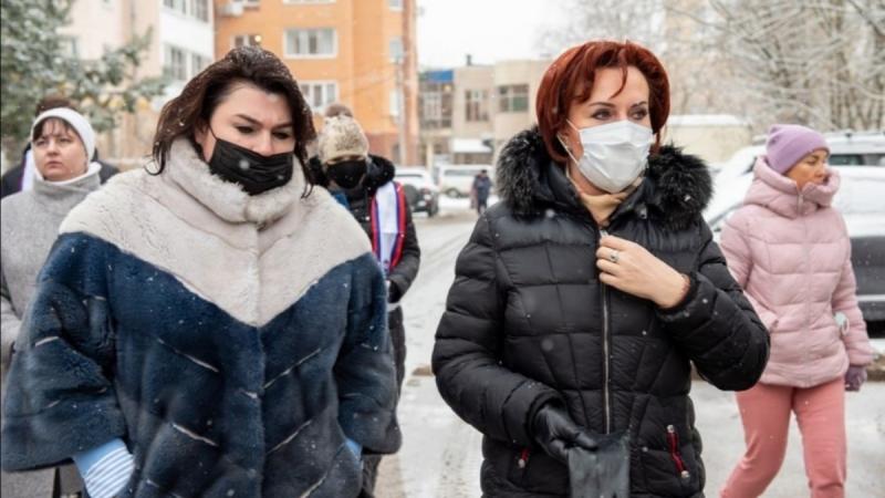 Глава округа Истра проверила качество уборки снега во дворах Дедовска