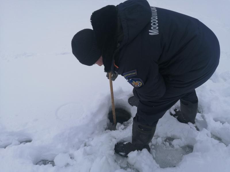 Спасатели ГКУ МО «Мособлпожспас» измерили толщину льда на 62 водоемах