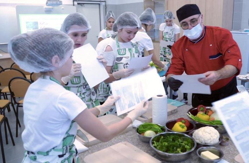 Какао, омлет, овощной суп: ученики столицы прокачивают свои кулинарные навыки