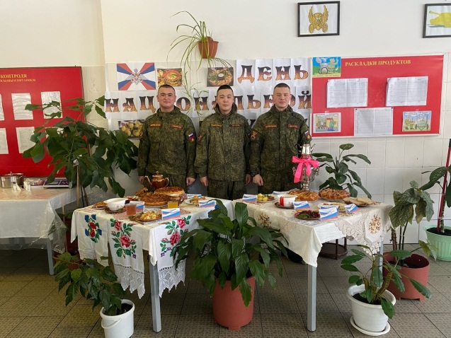 Мурманских солдат порадовали блюдами русской кухни