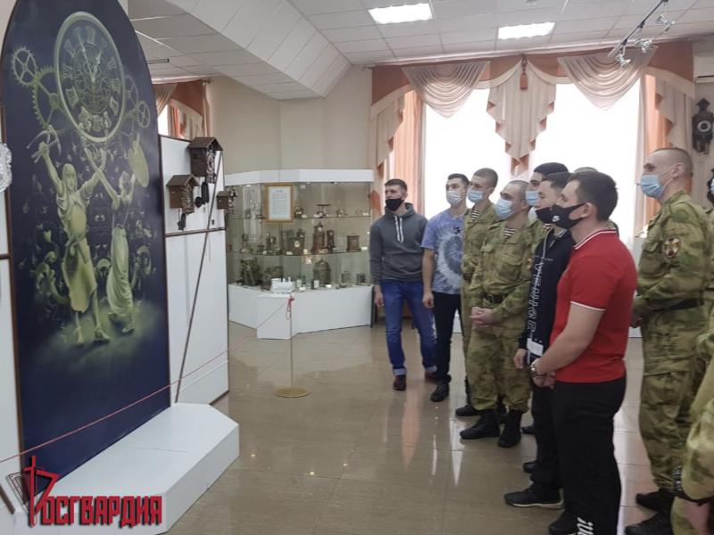 Военнослужащие Росгвардии из Иркутской области посетили первый в истории нашей страны музей часов