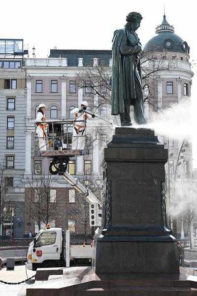 Памятник А. С. Пушкину очищен после зимы с использованием оборудования 