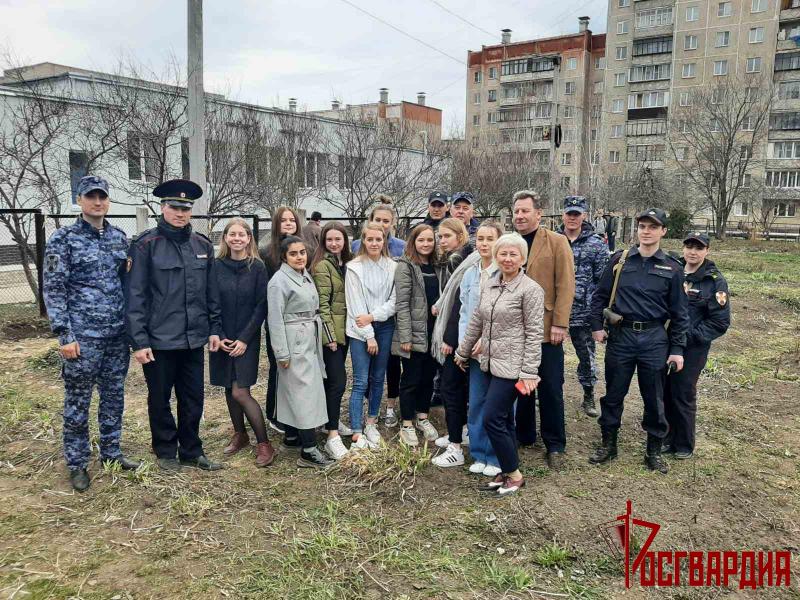 В Челябинской области сотрудники вневедомственной охраны Росгвардии высадили кедры в рамках акции «Аллея славы»