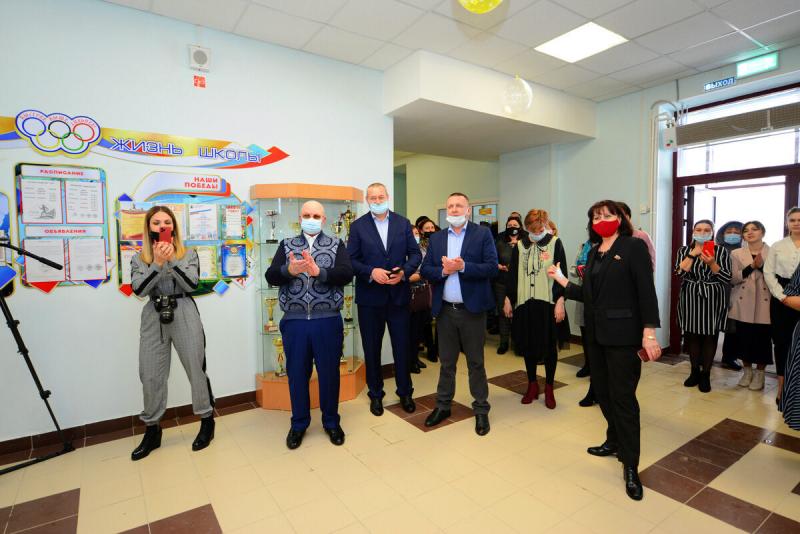 Владимир Семенов принял участие в приемке новой школы в поселке Юганская Обь