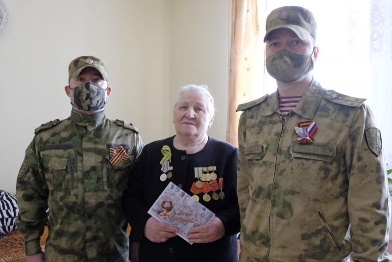 Офицеры Росгвардии поздравили с Днём Победы ветеранов блокады, проживающих в Нарьян-Маре