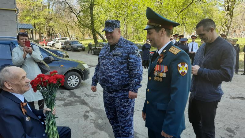 В Свердловской области продолжается  патриотическая акция «Парад у дома ветерана»