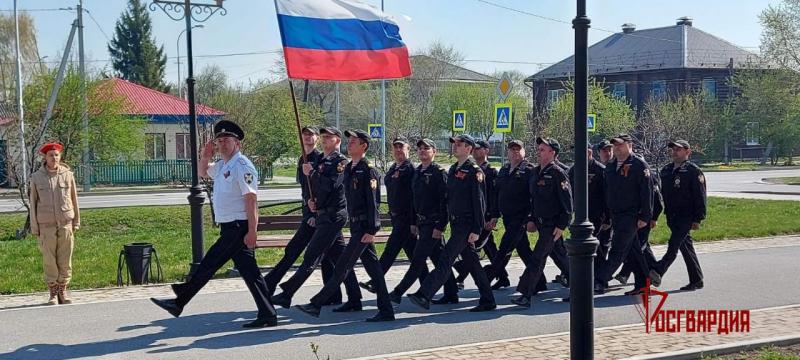 Росгвардия поздравила персональными парадами ветеранов в Тюменской области