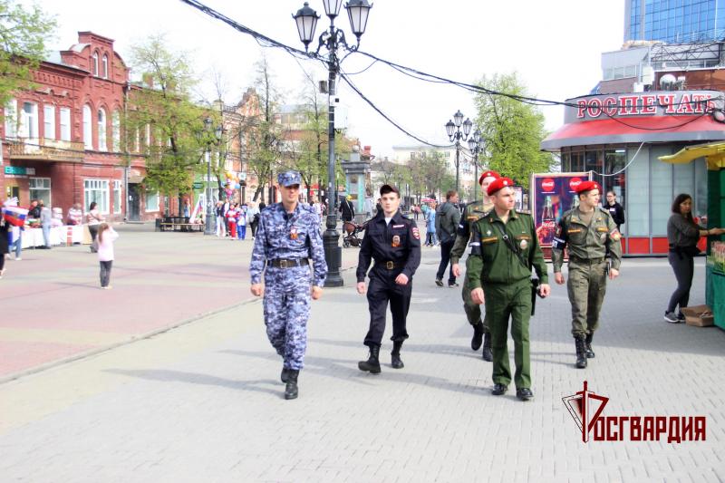 Сотрудники Росгвардии обеспечили охрану общественного порядка в период проведения празднования Дня Победы в крупных городах региона