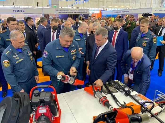 Глава МЧС России, генерал Евгений Зиничев открыл салон «Комплексная безопасность 2021»