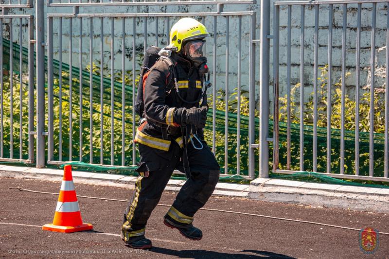 В Пожарно-спасательном центре столицы
определили лучших огнеборцев