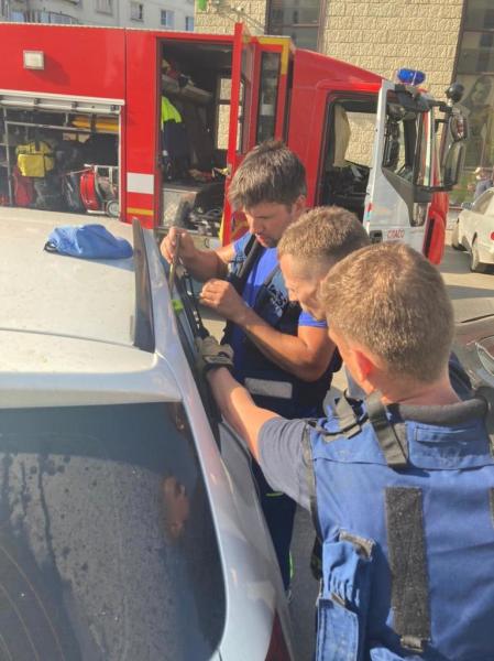 Спасатели достали полугодовалого ребенка из закрытой машины на юго-западе столицы
